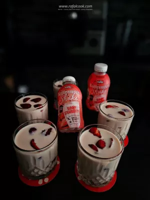 Serniczek Mullermilch z truskawkami bez pieczenia