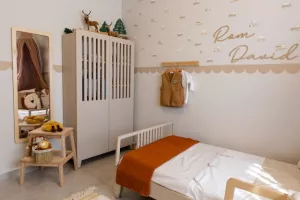 Naklejki na ścianę – zalety i wady dekoracji
