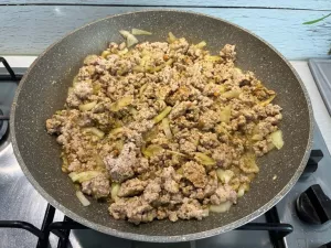Szybki makaron z mięsem mielonym, cukinią i sosem pomidorowym