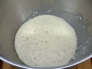 Ciasto drożdżowe z truskawkami i maślaną kruszonką