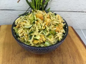 Sałatka z makaronem orzo