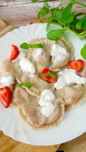 Pierogi z truskawkami – prosty przepis na letni obiad