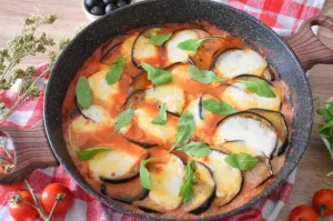 Bakłażan alla pizzaiola z mozzarellą i sosem pomidorowym