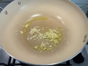 Makaron z bobem, fetą i koperkiem