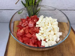 Szybka sałatka z pomidorów i sera feta