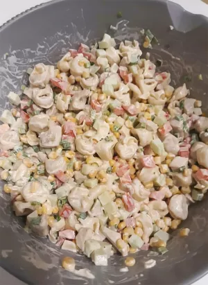 Sałatka z tortellini i kurczakiem