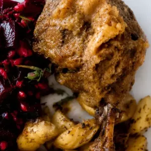 Pieczone udka z kaczki z jabłkami, miodem i musztardą
