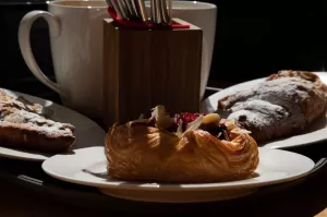Jak łączyć rodzaje kawy z domowymi przekąskami, by podkreślić smak naparu