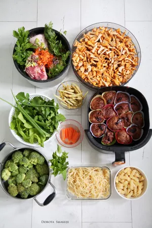 Meal prep: babeczki bananowe z airfryer, golonka, kurki, brokuł, sałaty i zioła z ogrodu