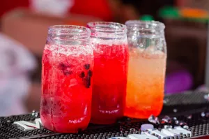 Domowy bar bezalkoholowy jak przygotować bazowe syropy i bittersy z kuchennych składników