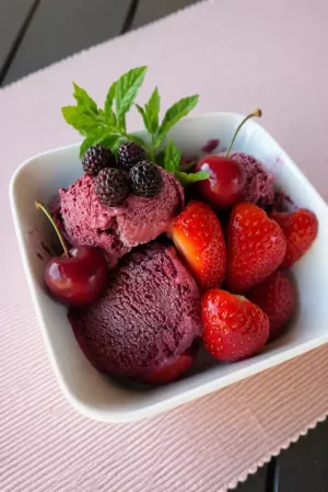 Lody sernikowe z czarną porzeczką