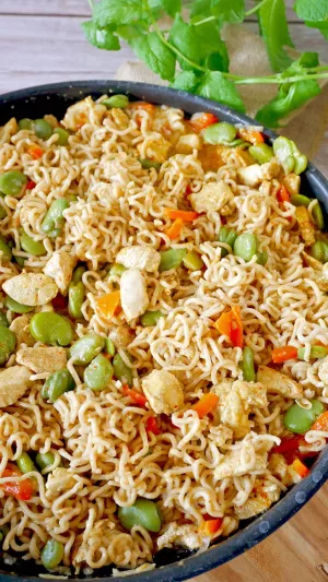 Makaron noodle z kurczakiem w sosie curry – prosty przepis na obiad