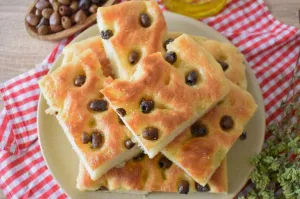 Puszysta focaccia z oliwkami