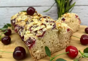 Ciasto z wiśniami i migdałową kruszonką