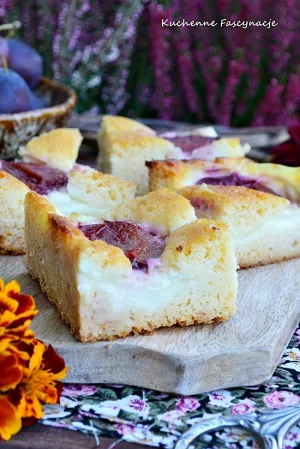 Miodowe ciasto ze śliwkami i budyniem