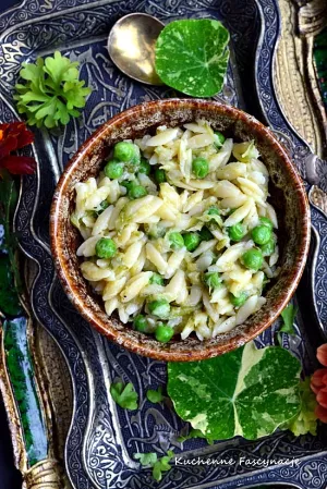 Makaron orzo z cukinią i groszkiem