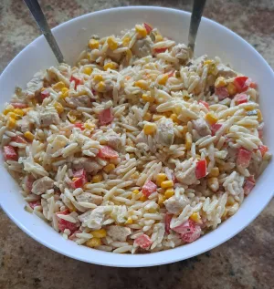 Sałatka z kurczakiem i makaronem orzo