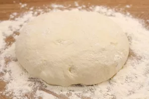 Ciasto na pizzę łyżką mieszane