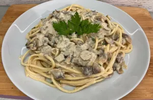 Spaghetti z pieczarkami i fetą