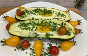 Łódeczki z cukinii zapiekane z jajkiem