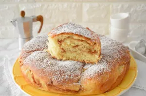 Cynamonowa drożdżówka – puszysta i aromatyczna