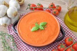 Sos pomidorowy do makaronu z pieczonych warzyw