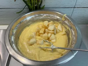 Ciasto jogurtowe z gruszkami, cynamonem i kardamonem. Prosty przepis na jesienne ciasto