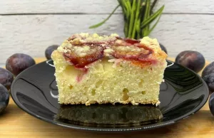 Szybkie ciasto ze śliwkami na dużą blachę