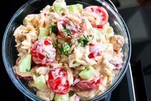 Sałatka z makaronem orzo z gyrosem
