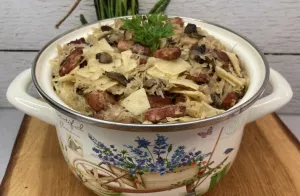 Łazanki z kapustą boczkiem, kiełbasą i pieczarkami