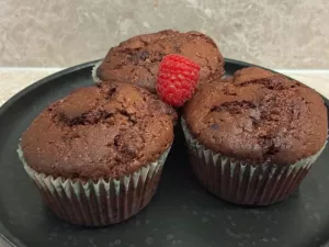Muffinki kakaowe z malinami – puszyste, wilgotne i pełne owoców