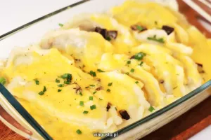 Zapiekanka z pierogów z cheddarem
