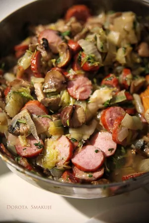 Kiełbasa z Cebulą, Pieczarkami i Kasztanami – Aromatyczne Danie na Każdą Okazję