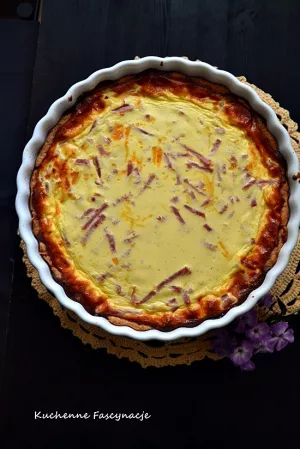 Tarta z szynką i serem cheddar