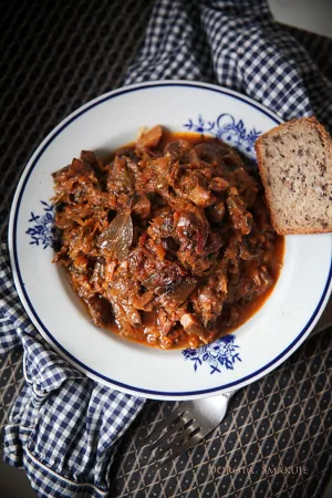 Bigos z pieczarek, kiełbasy i kapusty kiszonej
