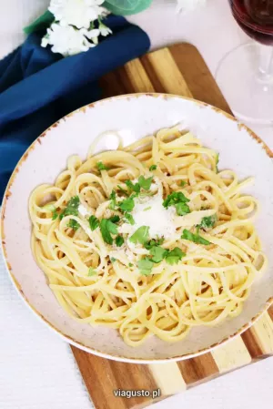 Makaron z oliwą, czosnkiem i parmezanem