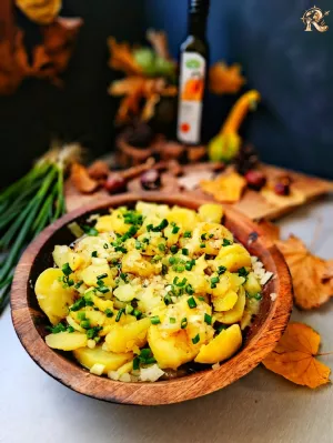 Erdäpfelsalat. Austriacka sałatka ziemniaczana z olejem z pestek dyni Herbapol