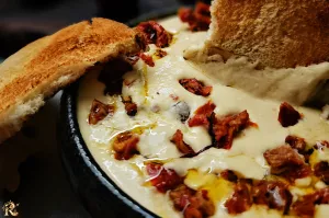 Hummus z suszonymi pomidorami i olejem z czarnuszki. Smaki Lewantu po mojemu
