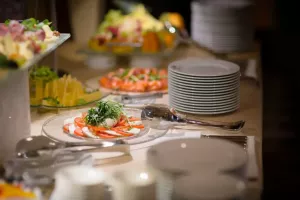 Organizacja bufetu śniadaniowego w hotelu – o czym trzeba pamiętać?