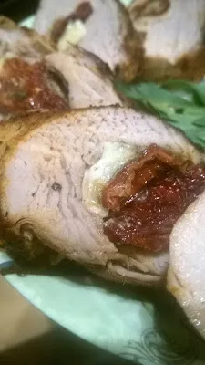 Polędwiczka z suszonymi pomidorami i serem brie
