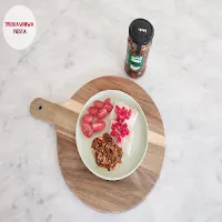 Śledzie z sałatką oi muchim, papryką i pomidorkami