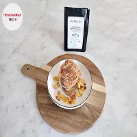 Placuszki gryczano-migdałowe z naparem kawowym, śliwką i nektarynką