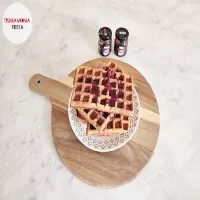 Gofry jaglane z bananem, dynią, chutney śliwkowym z chili i dżemem wiśniowym z chili