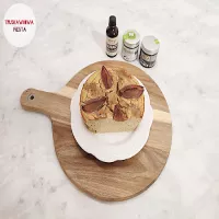 Ciasto ciecierzycowe z bananem, śliwką, pastą waniliową i pastą z tonki