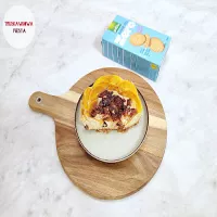 Serniczek bananowy z ciasteczkami sugar free, kaki i śliwką