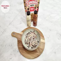 Proteinowe naleśniki owsiane z białkiem, toppingiem o smaku czekolady mlecznej, orzechów laskowych i białej czekolady, orzeszkami ziemnymi i nasionami słonecznika