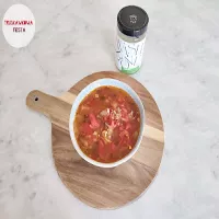 Zupa z sercami drobiowymi, pomidorem, ogórkiem kiszonym, kiszoną kapustą na bazie organicznego bulionu warzywnego