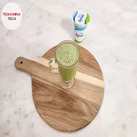 Koktajl z szpinakiem, jarmużem, selerem naciowym, odżywką białkową i ayranem naturalnym