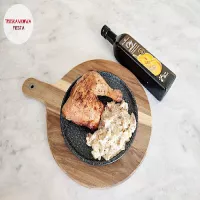 Smażona w air fray'erze ćwiartka z kurczaka w sosie kurkowo-śmietanowym i olejem z pestek dyni