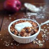 Pieczona owsianka z jabłkiem i suszonymi śliwkami
